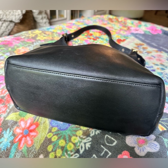 VINTAGE COACH LEGACY HOBO BAG
9058 - Picture 8 of 14